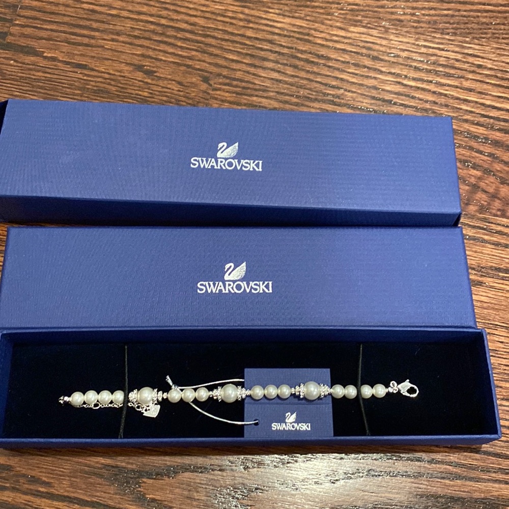 Brand new Swarovski pearl bracelet